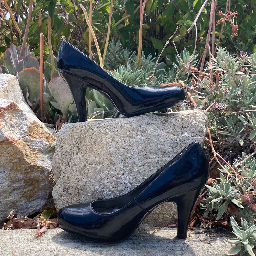 Bandolino black patent heels